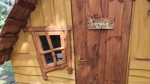 Holztür und Fenster der Berghütte mit dem Schild « Lumber Lodge » bei Les Refuges Du Chalet in Jalhay, Belgien