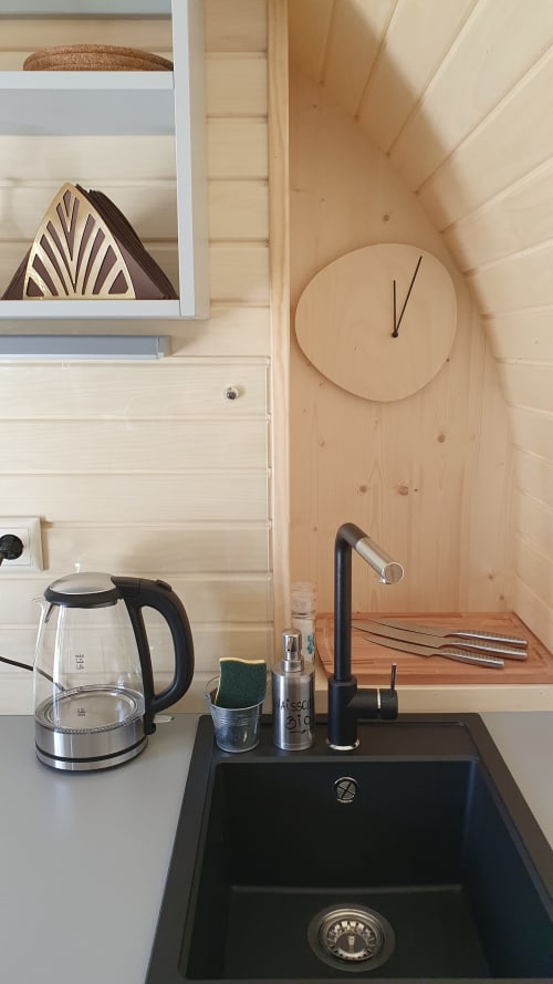 Modernes Küchenbecken mit schwarzem Waschbecken und Armatur in Les Refuges Du Chalet, Jalhay, Belgien