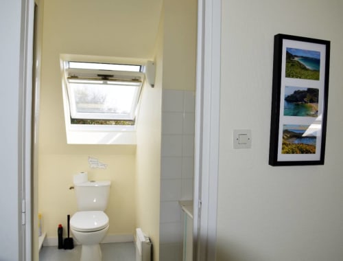 salle d'eau avec douche et WC à l'étage - Maison "Les Grands Sables" - 4 à 8 personnes - location vacances à Belle île en mer - les maisons de Kerdavid'île