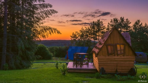 Het betoverde huisje, uitzicht op het landschap, ongewone accommodatie, Jalhay, België. 