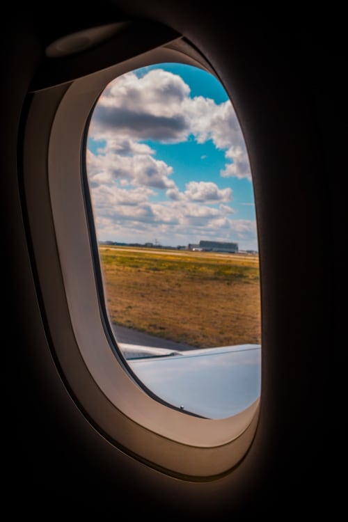 Vue de la fenêtre d'avion sur la campagne française près de La Maison De Fleurat, Domeyrot