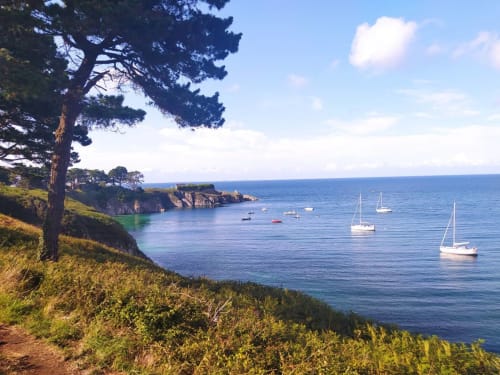 La Pointe du Bugul, la crique idéale à l'abri du vent, mer d'huile avec jolie vue sur la plage des grands sables. Locmaria - belle île en mer - Kerdavid île