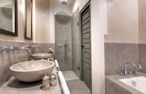 Salle de bain avec baignoire et douche à l'italienne - Riad Antara