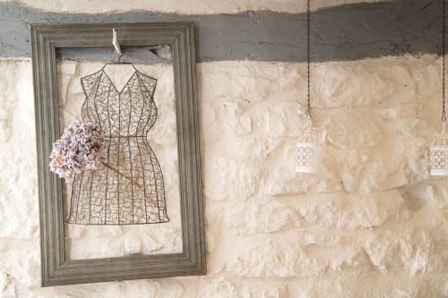 Bust decoration with flowers, guest room, Saint Cirq Lapopie, Lot. 