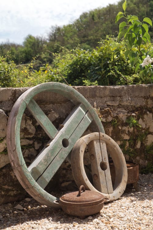 Roue antique, décoration chambre d'hôtes Saint-Cirq-Lapopie. 