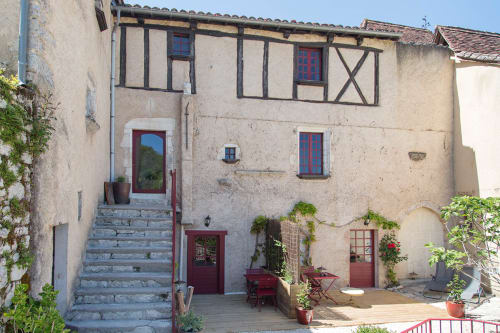 Exterior guest house in Saint Cirq Lapopie, exterior stairs, guest house. 