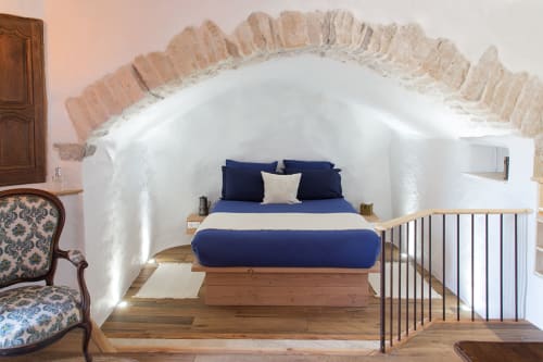 Double room with alcove and exposed stone wall, luxury bed and breakfast, Saint-Cirq-Lapopie. 