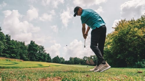 Golfeur au putting sur un parcours pittoresque près de La Maison De Fleurat, Domeyrot