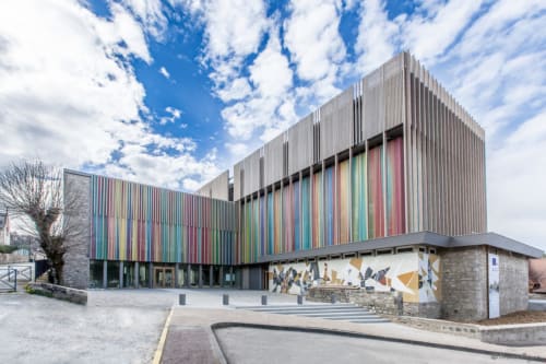 Hôtel moderne La Maison De Fleurat à Domeyrot, France, avec façade aux rayures colorées et architecture contemporaine