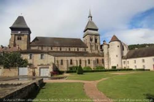 La Maison De Fleurat, un château de pierre historique aux tours à Domeyrot, France, avec des jardins soignés