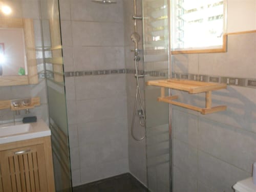 salle de bain avec douche - Location de villas et bungalow - Oasis de Grande Anse à Deshaies en Guadeloupe