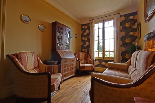 Espace détente avec bibliothèque et canapé, 1er étage Domaine des Thomins Maison d'hôte Cisai Saint-Aubin Hôtel Gacé 