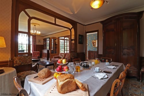 Salle à manger, table de séjour avec petit déjeuner Domaine des Thomins Maison d'hôte Cisai Saint-Aubin Hôtel Gacé 