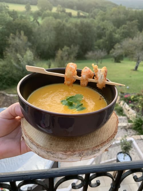 Brochettes de crevettes sur velouté de curry doré à La Maison de la Colline, Vers, avec vue sur les oliviers