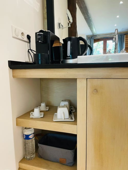 Étagère d'organisation chambre à Vue Sur Gindou avec bouilloire noire, cafetière, écouteurs, tasses blanches, gourde et