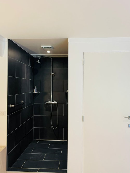 Douche à l'italienne moderne avec carrelage noir et pommeau de pluie au gîte Vue Sur Gindou, Gindou