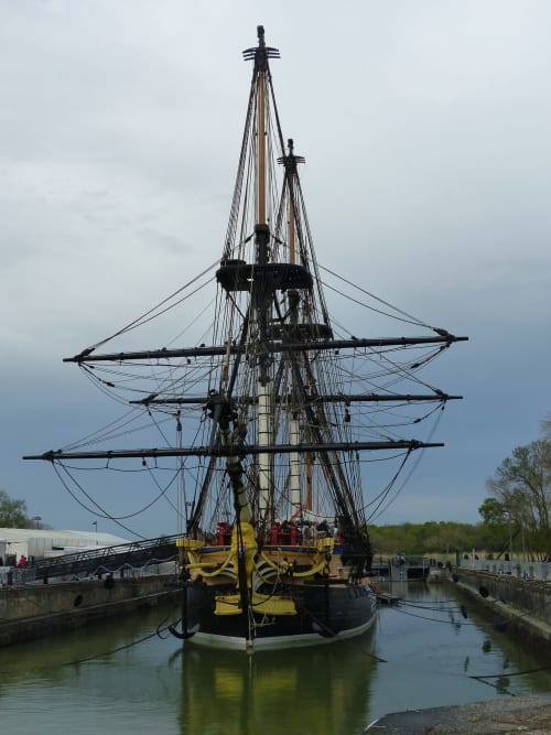 La célèbre frégate L'Hermione à quai dans son port d'attache de Rochefort, une visite historique inoubliable pour les hôtes séjournant à La Chabanaise, proche du Marais Poitevin.