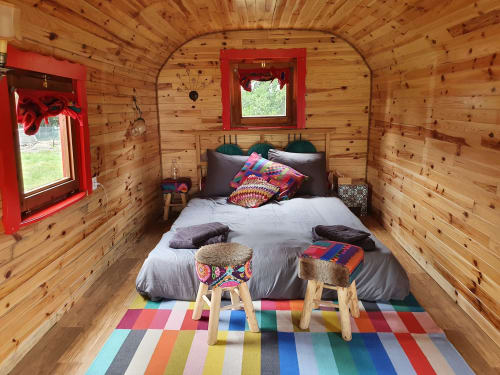 Interieur caravan, ongewone accommodatie, la roulotte des sirènes, Les refuges du chalet, België. 