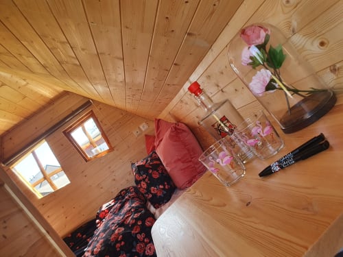 Buiten, ongewone accommodatie, het betoverde huisje, Les refuges du chalet, België. 