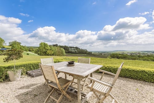 Terrasse avec vue sur Hermonville, salon de jardin, Champagne. 