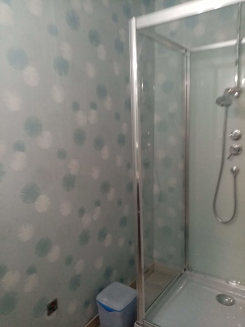 Élégante douche avec portes en verre à l'hôtel Les Clématites en Cotentin, Saint-Floxel