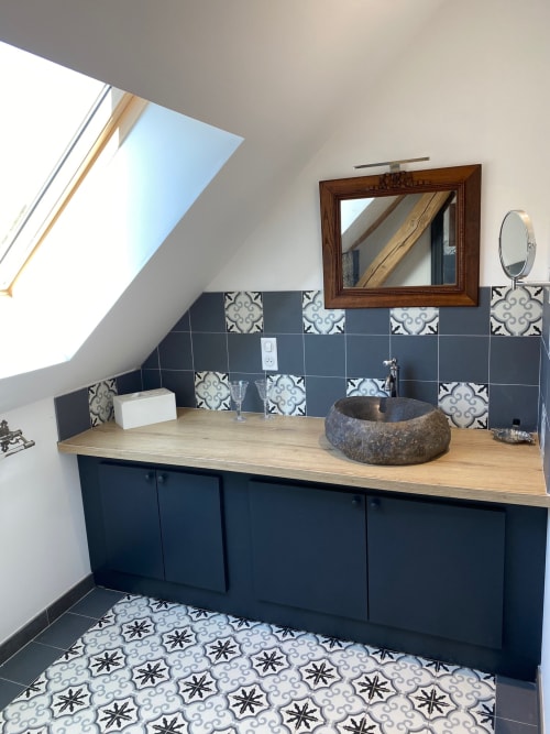 Salle de bain moderne à Les Portes De Bourgogne avec carrelage ardoise, vasque en pierre et puits de lumière