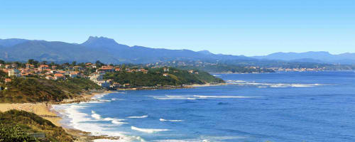 Panorama exceptionnel entre mer et montagne au Pays Basque : vue sur Bidart et la Rhune depuis le sentier du littoral.