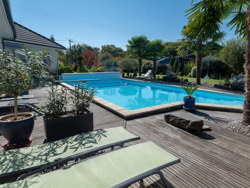 Piscine avec transats | Chambre d'hôtes Escale en Corrèze - Sadroc