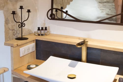 Bathroom with washbasin and toiletries. 