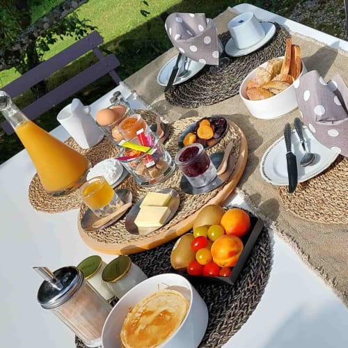 At the gates of Saintes in Charente-Maritime, served in the vast dining kitchen or in the garden from the first beautiful days, La Loge du Grand Cèdre offers a gourmet and generous breakfast composed of local products, if possible from organic farming, and homemade jams and pastries.