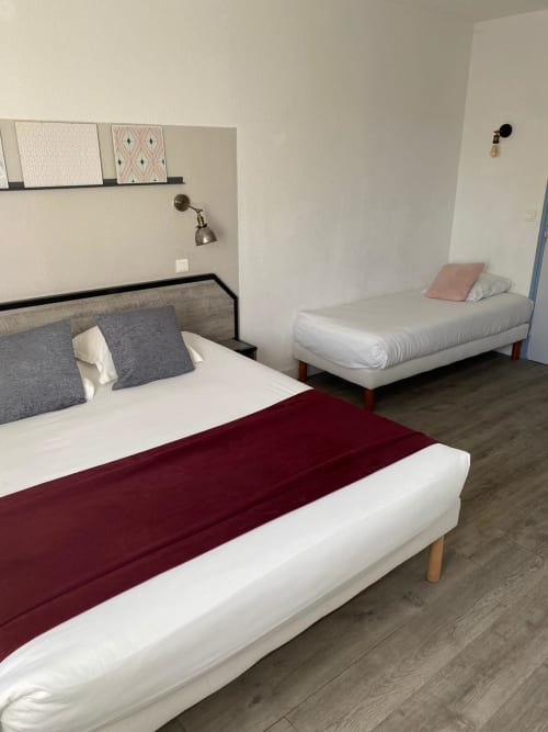 chambre triple, lit queen, lit simple, climatisation, chambre lumineuse, tv écran plat, wifi gratuit, bureau, vue campagne, grotte des merveilles, gouffre de padirac, foret des singes, parc animalier gramat, sarlat, hotel amadour rocamadour, martel, activité montgolfières