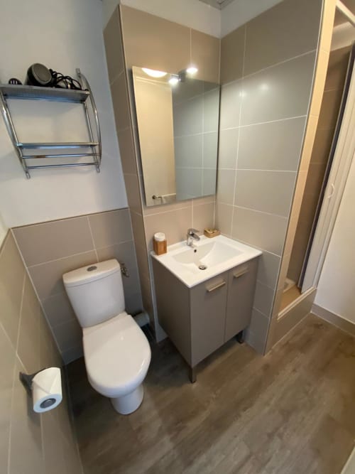 salle de bain équipée, douche, toilette wc , sèche cheveux, drap de bain, bain douche , savon mains