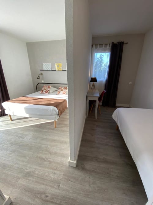 chambre triple, lit queen, lit simple, climatisation, terrasse, chambre lumineuse, tv écran plat, wifi gratuit, bureau, plateau bouilloire, minibar, salon de jardin, grotte des merveilles, gouffre de padirac, foret des singes, parc animalier gramat, sarlat, hotel amadour rocamadour, martel, activité montgolfières