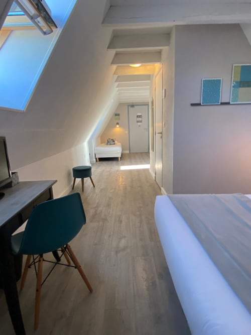 chambre familiale, lit double, deux lits simples, climatisation, chambre lumineuse, vue sur campagne, tv écran plat, wifi gratuit, hotel amadour rocamadour, grotte des merveilles, gouffre de padirac, foret des singes, parc animalier gramat, sarlat, martel, activité montgolfières
