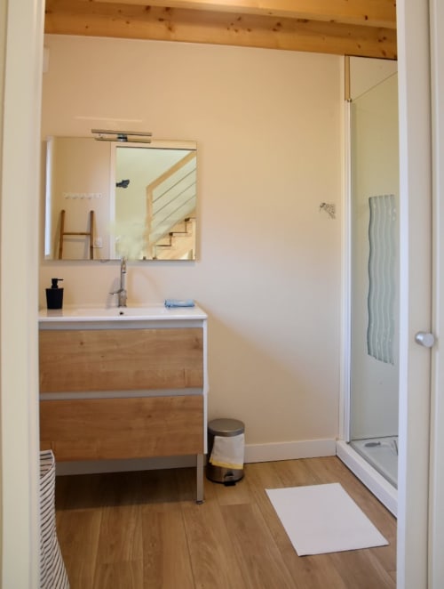 Au RDC - salle d'eau avec douche - Maison "Baluden" - 1 à 3 personnes - location vacances à Belle île en mer - les maisons de Kerdavid'île