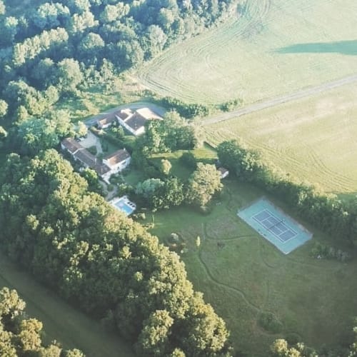 At the gates of Saintes in Charente-Maritime, La Loge du Grand Cèdre is an area of 3.5 ha, a true haven of peace in the middle of the woods. On site, a luxury cottage ****, a charming bed and breakfast, heated pool, tennis court in quick, park and enclosed parking.
