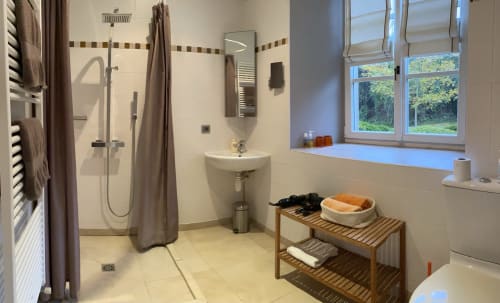 Salle de bain, douche à l'italienne, Domaine des grattières. 