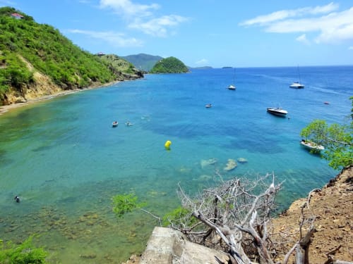 Baie turquoise avec voiliers amarrés aux Villas aux Antilles à Saint-François, Guadeloupe