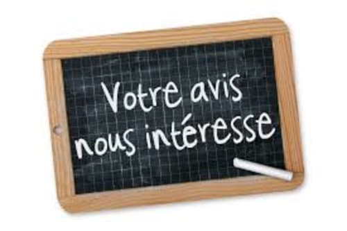 Tableau noir avec 'Votre avis nous intéresse' à l'hôtel MarjoRI au Lauzet-Ubaye