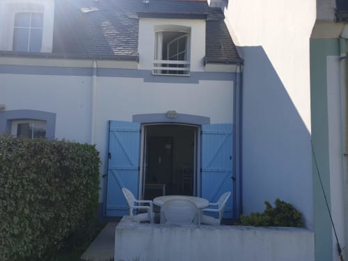 Immeuble chaulé aux volets bleus, mobilier de terrasse, Belle Île-en-Mer, Bretagne France