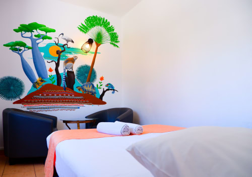 Fresque murale tropicale colorée dans la chambre quadruple de l'Hôtel du Cirque avec lit, bureau et coin salon à Cilaos, Réunion