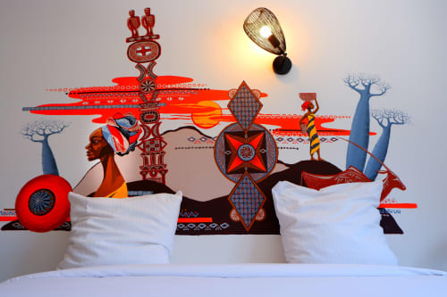Art mural coloré aux thèmes du cirque au-dessus du lit avec oreillers à l'Hôtel du Cirque de Cilaos