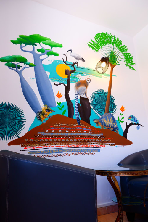 Murale colorée dans la chambre Hôtel du Cirque mettant en avant la faune africaine, les baobabs et des motifs décor
