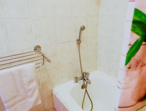 Équipements de douche avec douchette amovible et porte-serviettes à l'Hôtel du Cirque, Cilaos