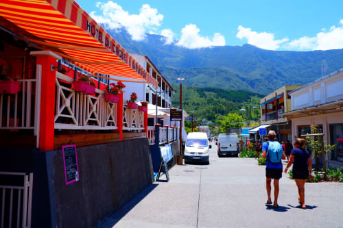 La façade rouge éclatante de l'Hôtel du Cirque avec vue sur les montagnes à Cilaos, Réunion