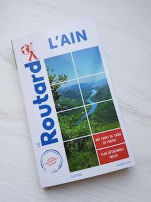 on se baigne dans la rivière , plaisir !
