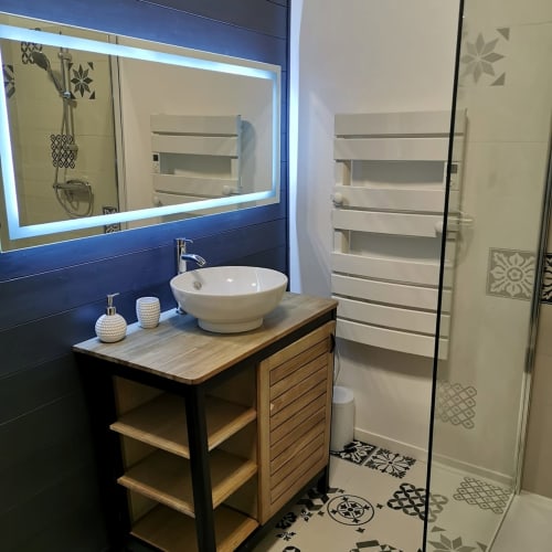 Salle de bain avec douche, chambre d'hôtes, crémieu, Auvergne Rhône Alpes. 