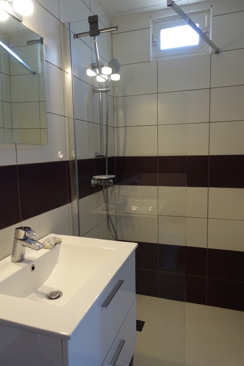 Salle de bain privative - Location de vacances à Saint-Aygulf - Appartements - Villa Macoran - Côte d'Azur - Fréjus - Saint-raphaël