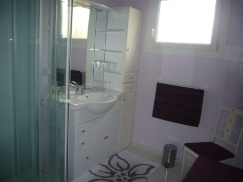 Salle de bain privative - Location de vacances à Saint-Aygulf - Appartements - Villa Macoran - Côte d'Azur - Fréjus - Saint-raphaël
