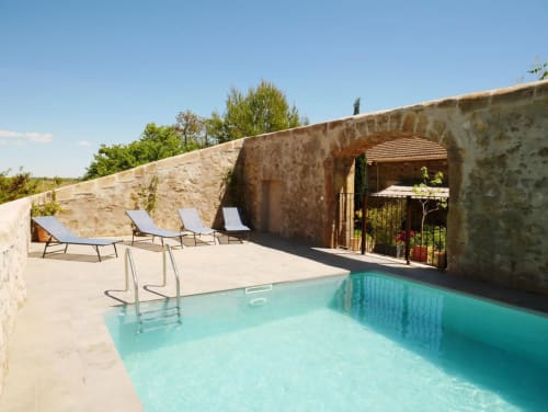 Piscine turquoise avec chaises longues à la maison d'hôtes Sylvie CAMBON à Montséret, France